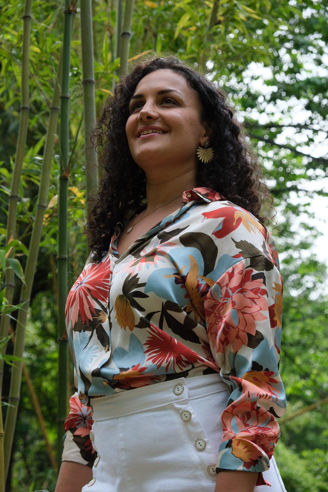 Mahé Khlifi dans la nature, le regard vers le ciel